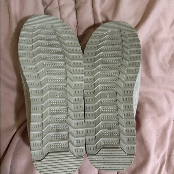 Hard bottom slippers - Picture 3 of 5